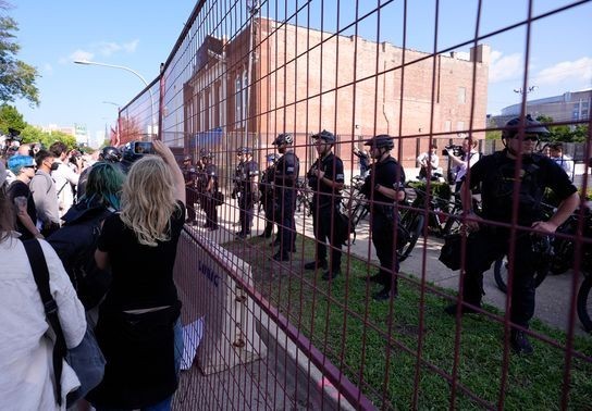 Image for story: Police arrest 13 during first day of Democratic National Convention protests in Chicago